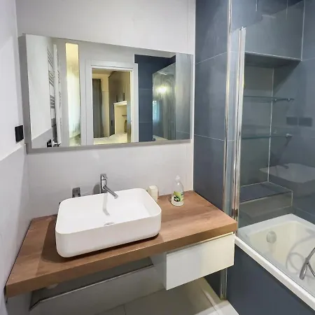 2 Double Private Parking Fast Wifi Apartment